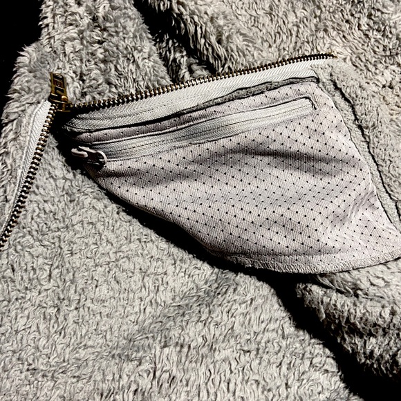 Lauren James Co. Sherpa Pullover. Gray. Zippers on Sides. Pockets. - Picture 5 of 8